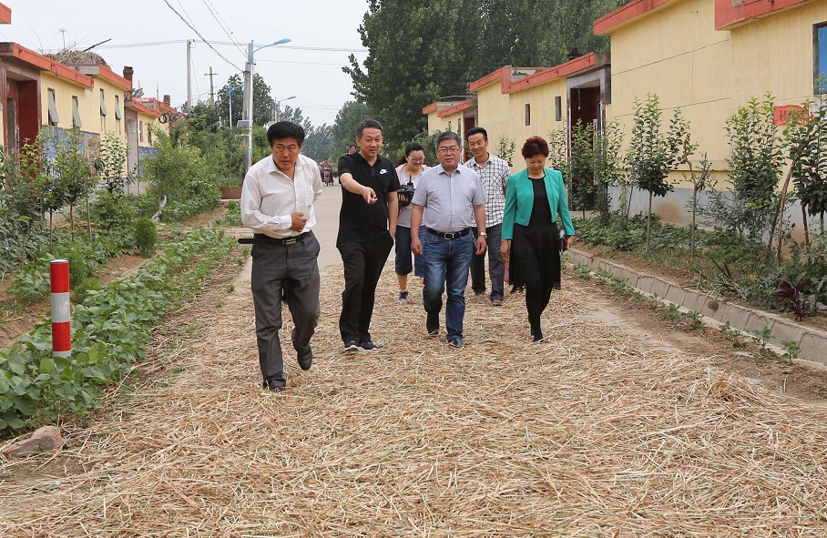 市妇幼保健院(市儿童医院)党委书记,院长刘传军带队,工会主席倪玉芳