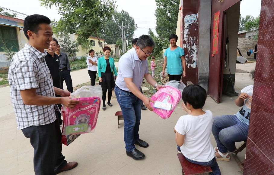 市妇幼保健院(市儿童医院)党委书记,院长刘传军带队,工会主席倪玉芳